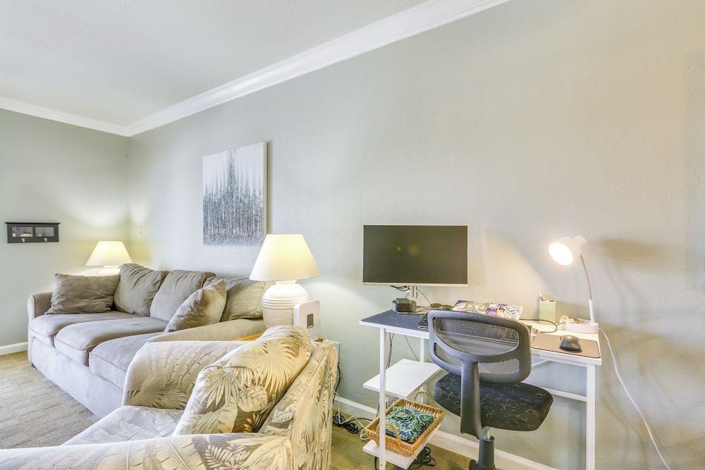 Dog-friendly Getaway: Steps to Fort Myers Beach!