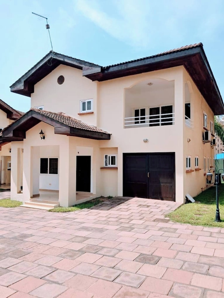 Stylish 3 Bedroom House Near Airport & Marina Mall
