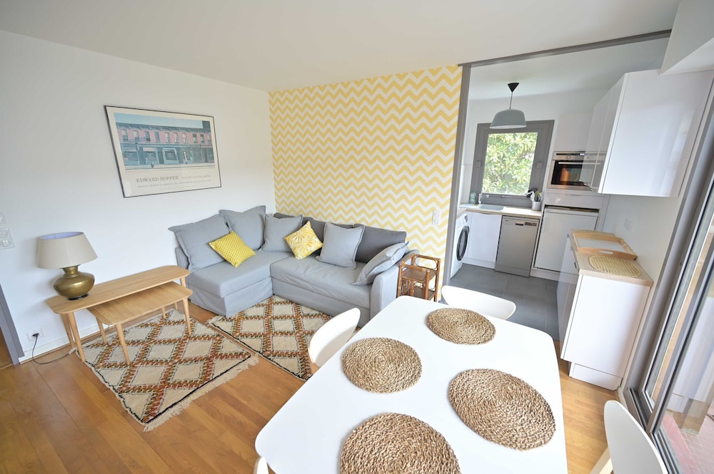 Very Nice Apartment With Balcony - 4p/1br - 600m From the Beach