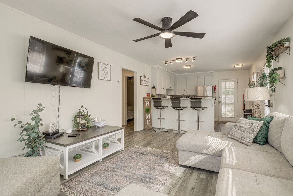 Walk to Shops & Dining: Downtown Stuart Home!