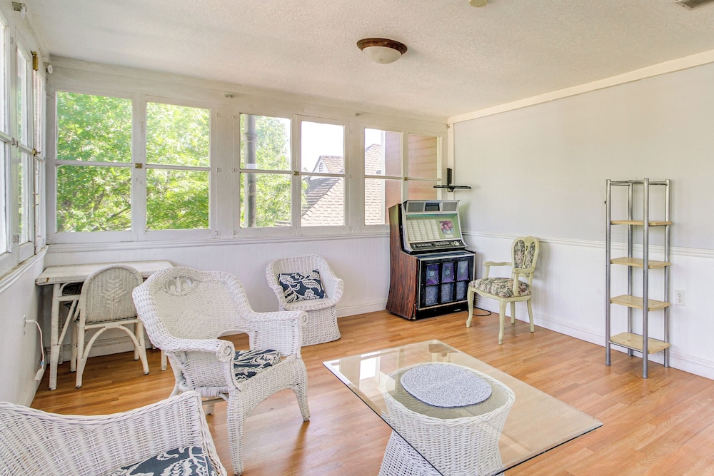 < 1 Mi to Downtown Abq: Historic Manor w/ Patio!