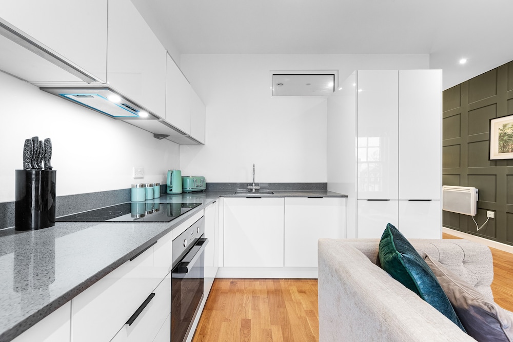Stunning 1 Bed Apartment Near Heathrow London
