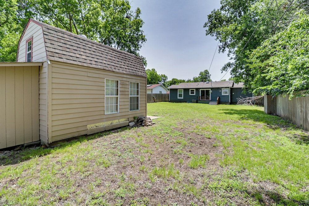 1 Mi to At&t Stadium: Family Home w/ Large Yard!