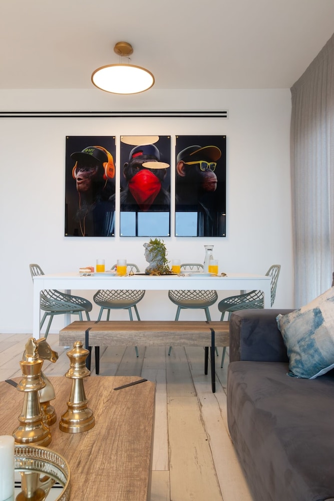 3 BR SeaFront APT Prestigious Tower
