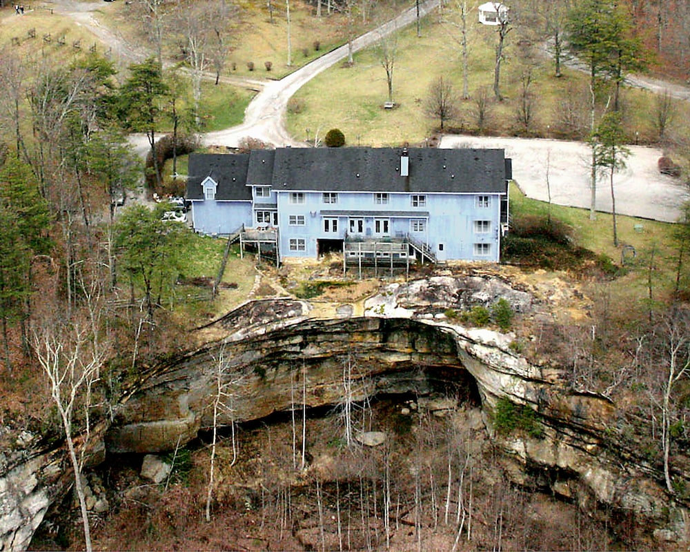Cookeville Vacations - Garden Inn Bed  Breakfast at Bee Rock - Property Image 1