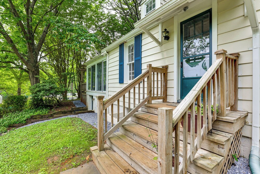 Near Shops & Parks: Dog-friendly Maryland Gem