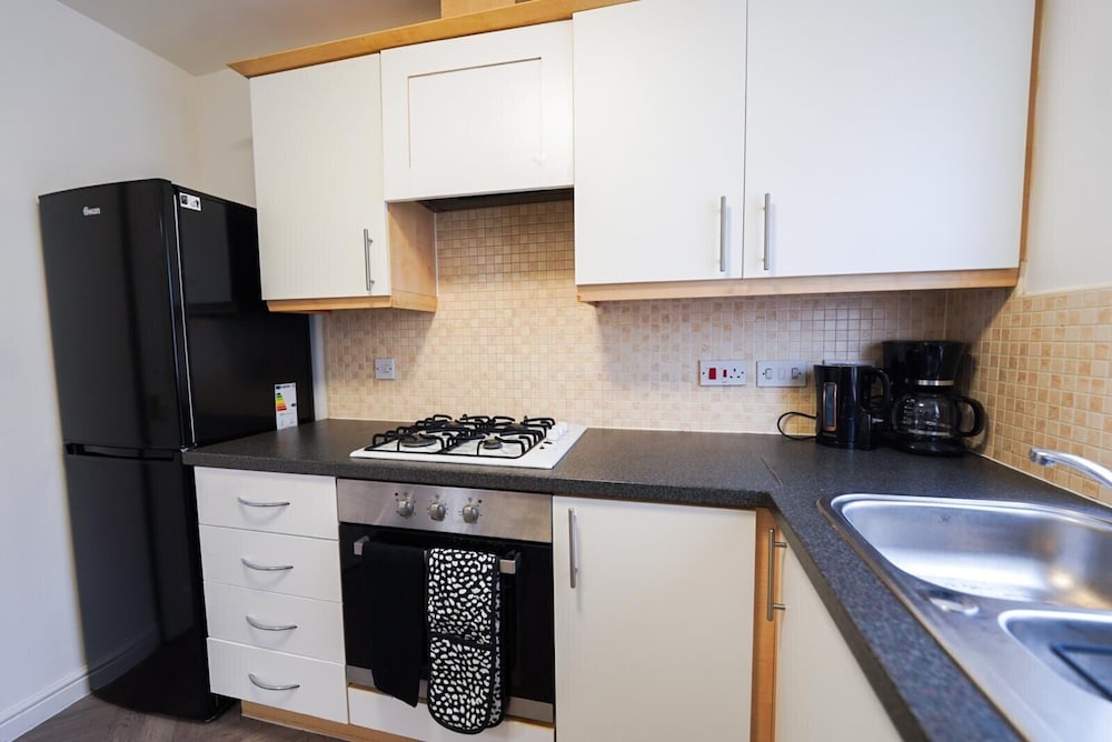 4 Bed House - Sleeps 8 - Garden - Parking - Wifi