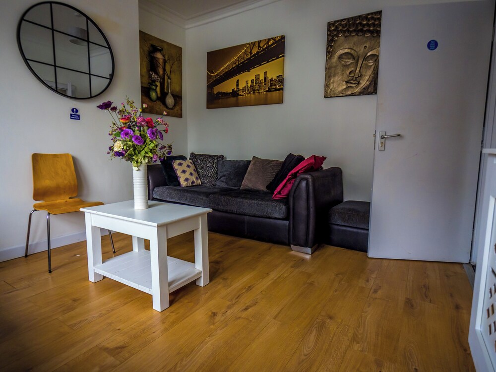 Ensuite1 Woodhouse private bath 2kitchen