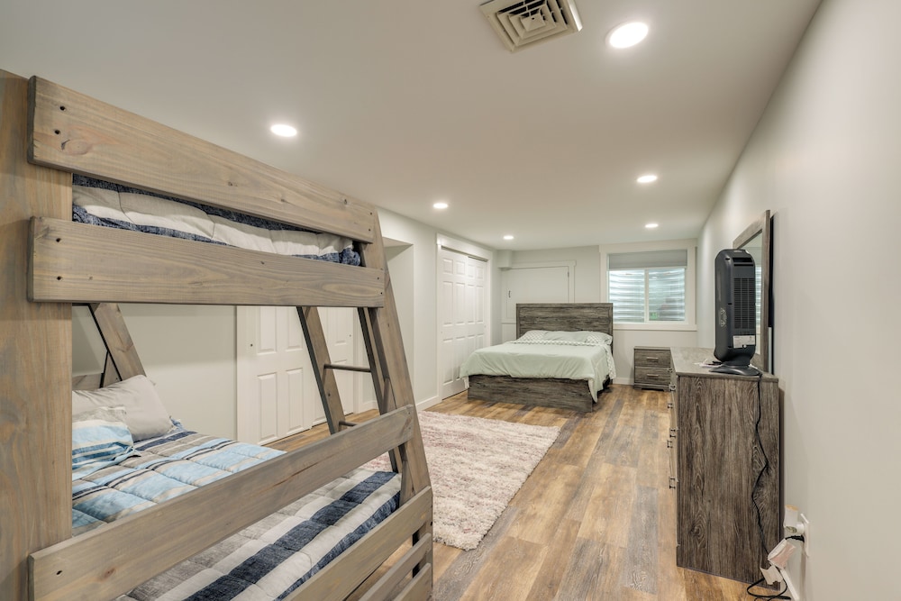 Game Room, Patio & Stunning Views: Lakefront Home!