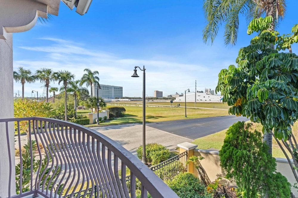 Vista Cay Swanky