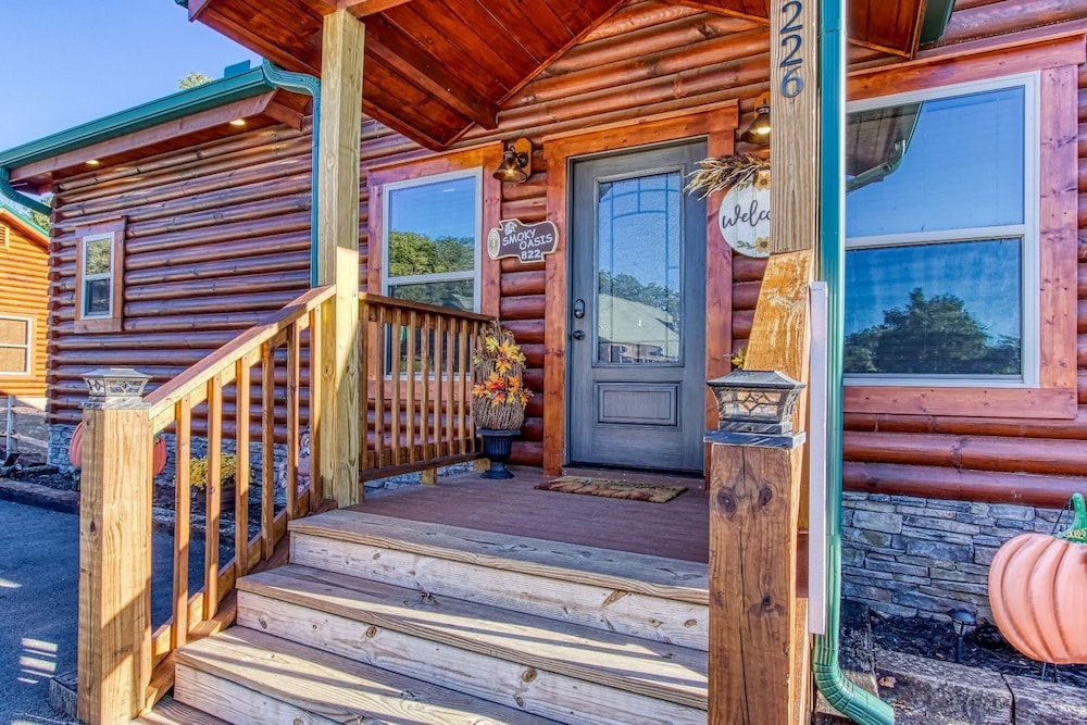 Ern822 - Smoky Oasis - Great Location, Private Indoor Heated Pool! 3 Bedroom Cabin by RedAwning view 5
