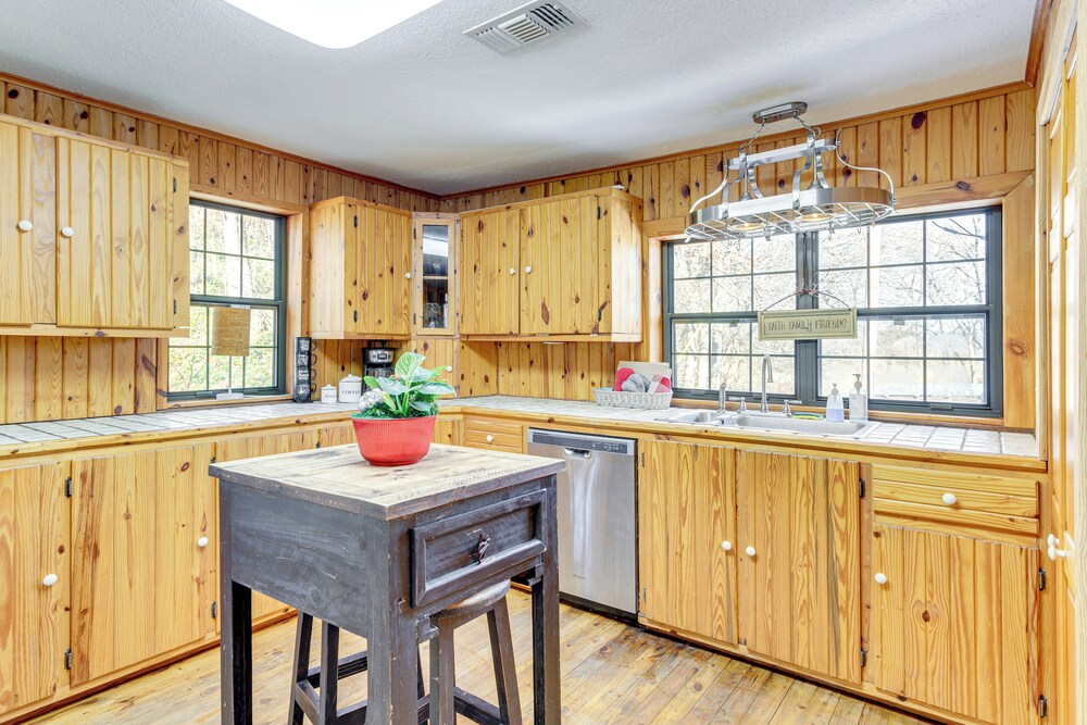 Hike, Fish & Explore: Family Cabin in Sulphur!
