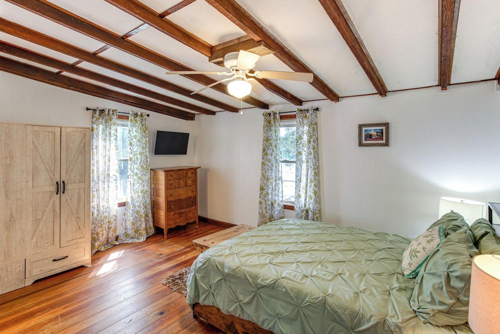 Lake Wateree Retreat: Dock & Screened Porch!