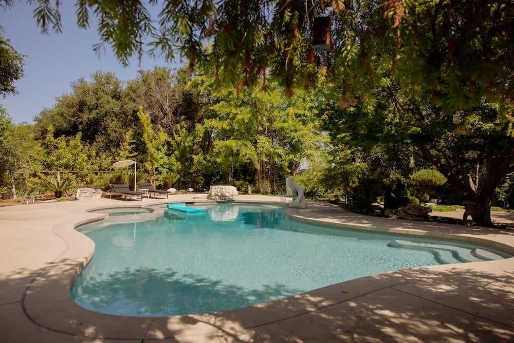Zen Mountain Getaway w a Pool Hot Tub 5 Beds