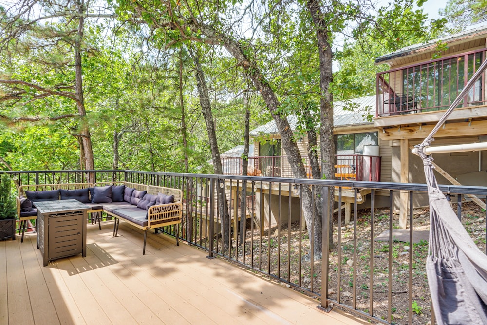 Walk to Table Rock Lake: Updated Cabin w/ Deck!