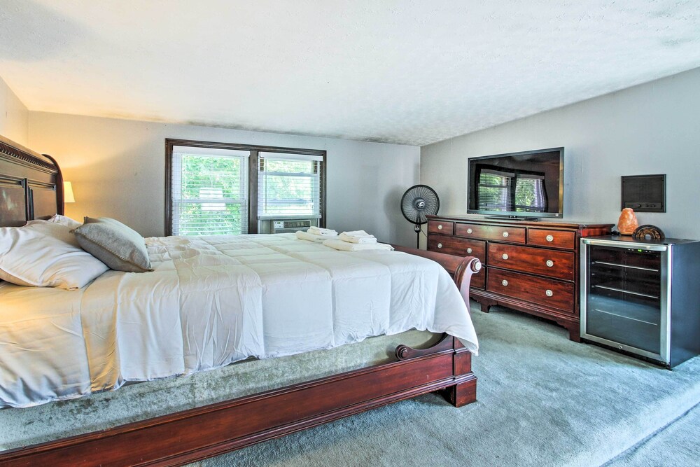 Walk to Beach: Maine Home w/ Hot Tub & Deck! view 5