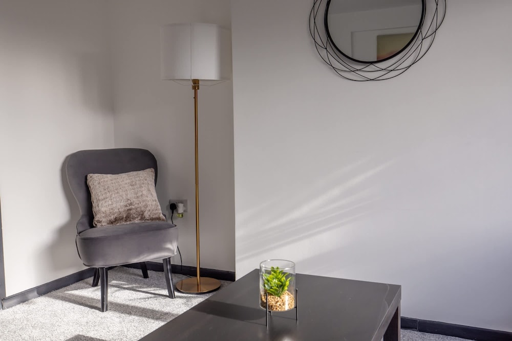 Modern 3 Bed House-free Parking