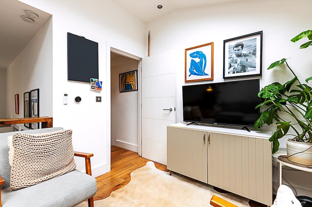 Modern & Airy 2-bed Gem in Trendy Stoke Newington