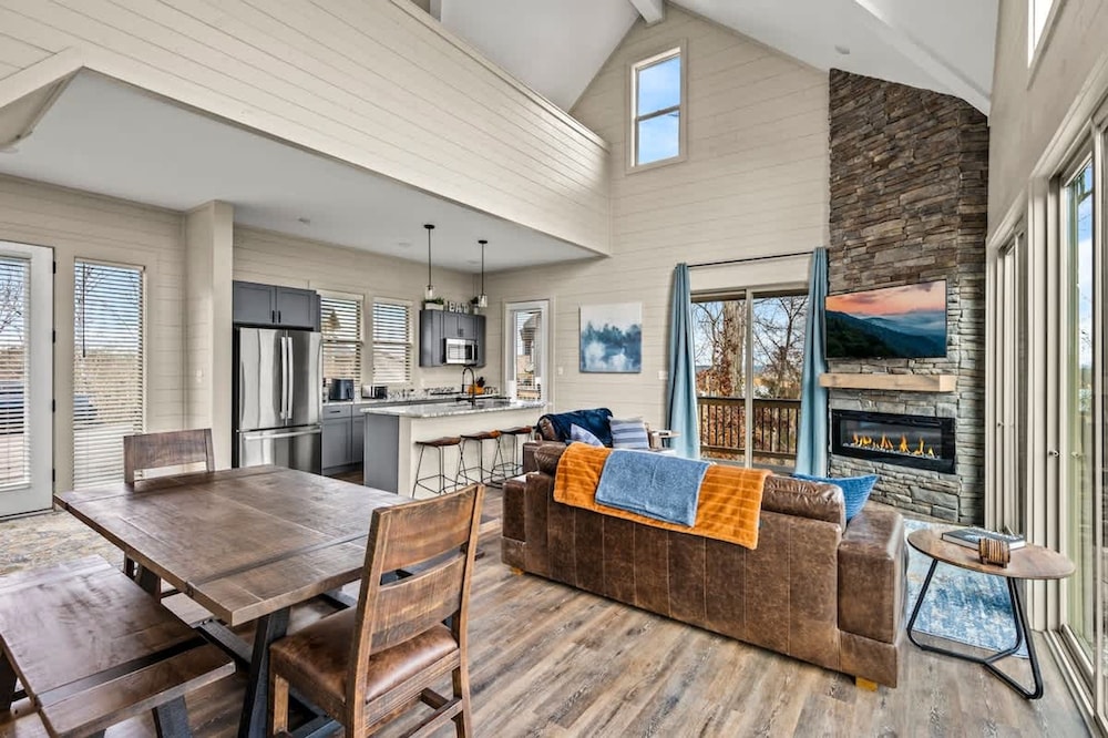NEW Lake View Indoor Pool Sleeps 14 Hot Tub