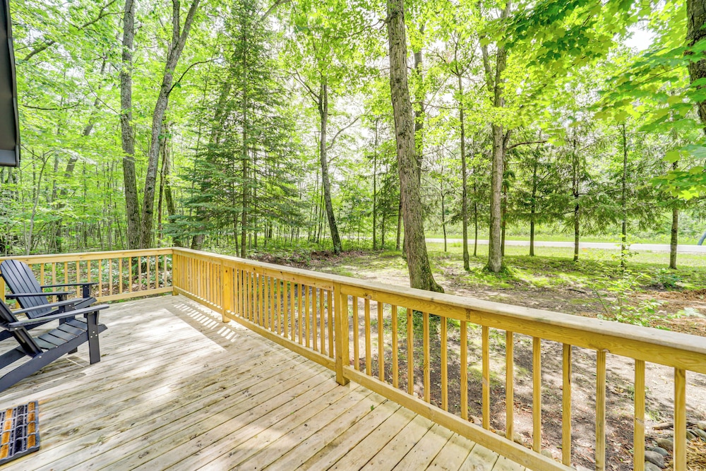 Roscommon Chalet w/ Hot Tub Near Higgins Lake!