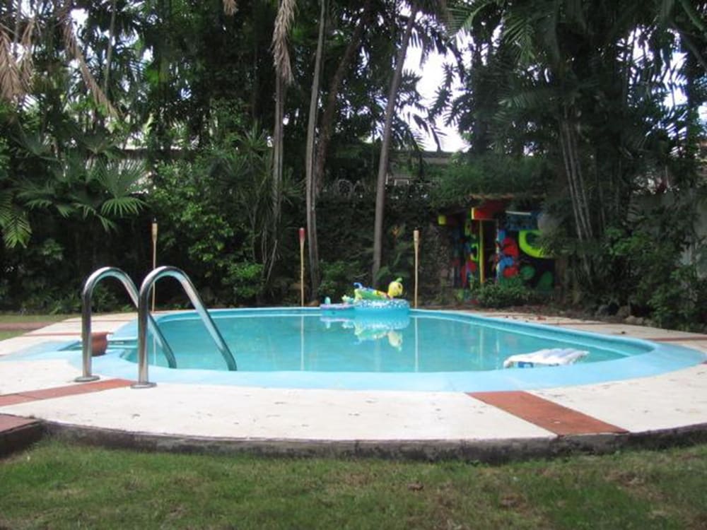 Los Mostros Hostel