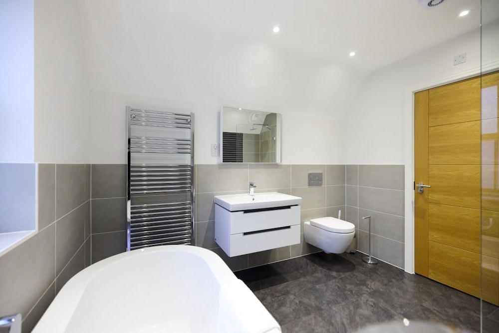 The Ascot Escape - Stylish 4bdr With Courtyard