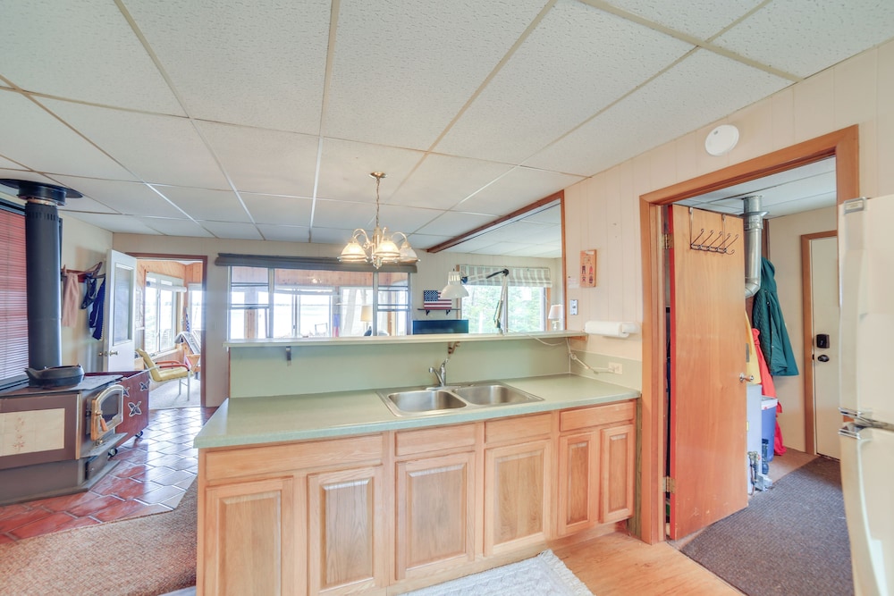 Dock & Fire Pit: Lakefront Cottage in Gould City!