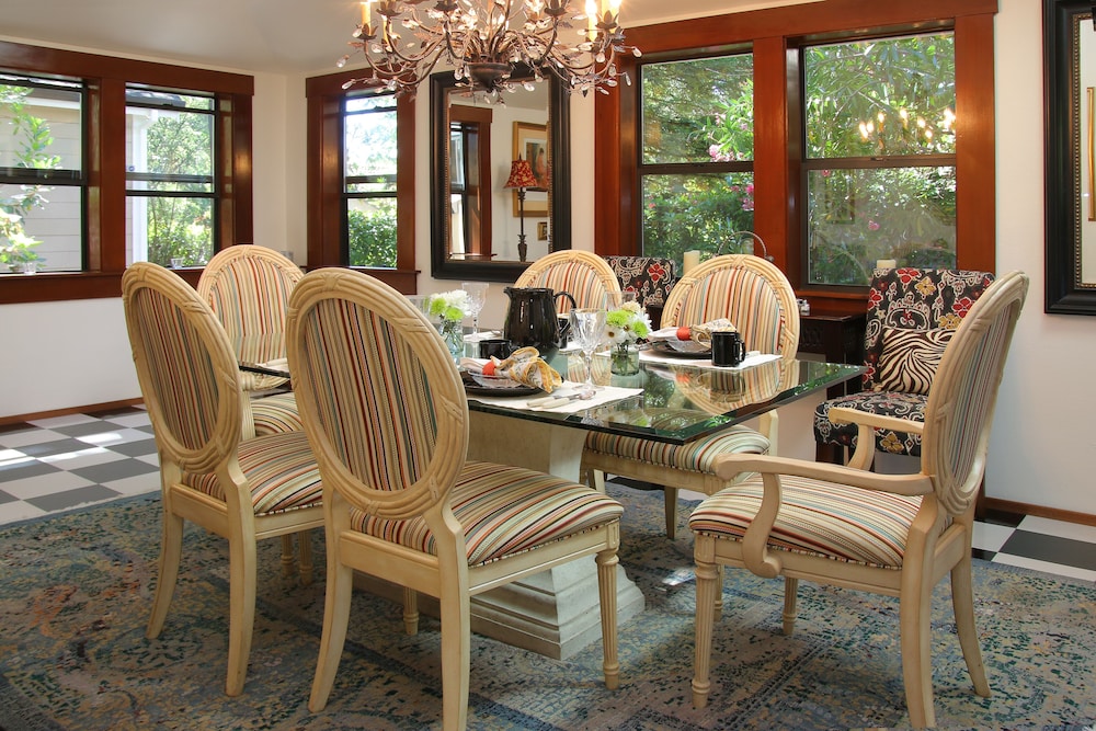 The Giraffe Inn at Old Parks Manor - Property Image 11