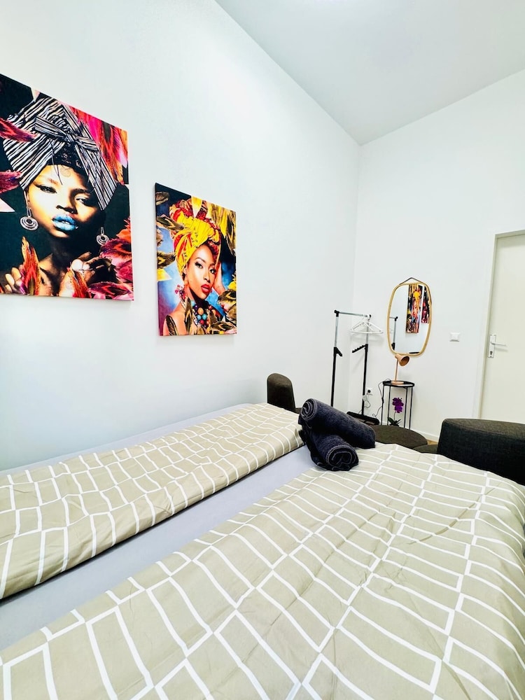 Family 9BR Apartment Near Augarten