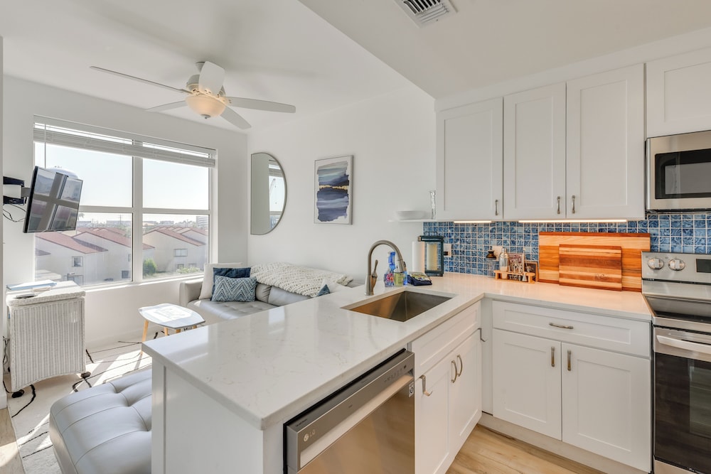 Walk to Sand! Modern Okaloosa Island Condo