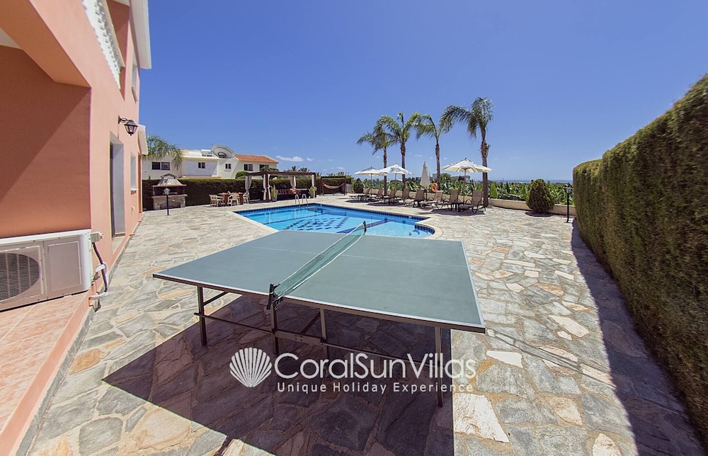 Family Villa Short Walk To Coral Bay Strip 5 Min and Pub, Shops etc
