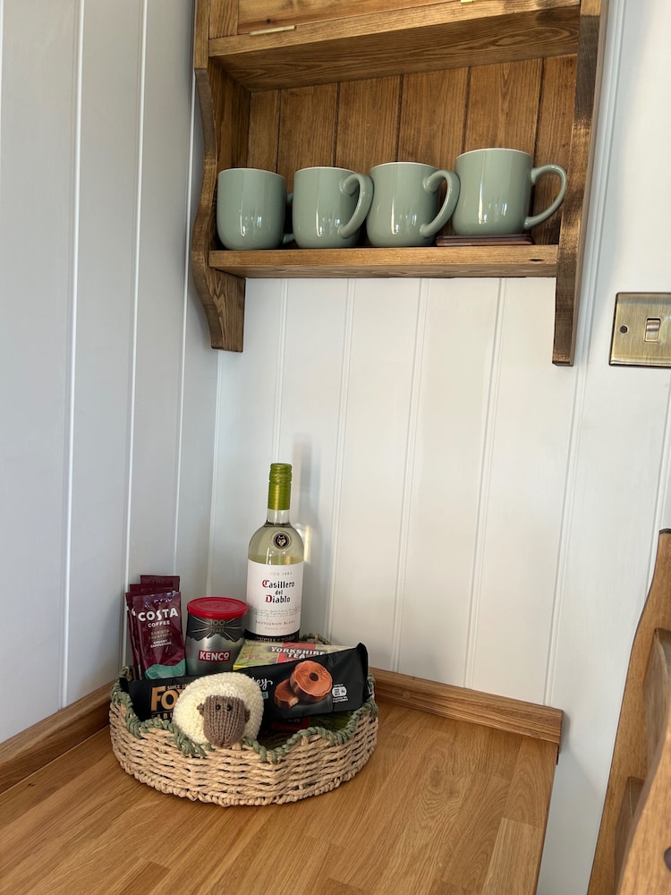 Fernlea Luxury Shepherds Hut - Sleeps 2 & Hot Tub