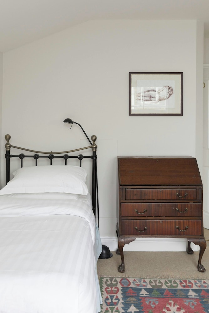 Winchendon Road by Onefinestay