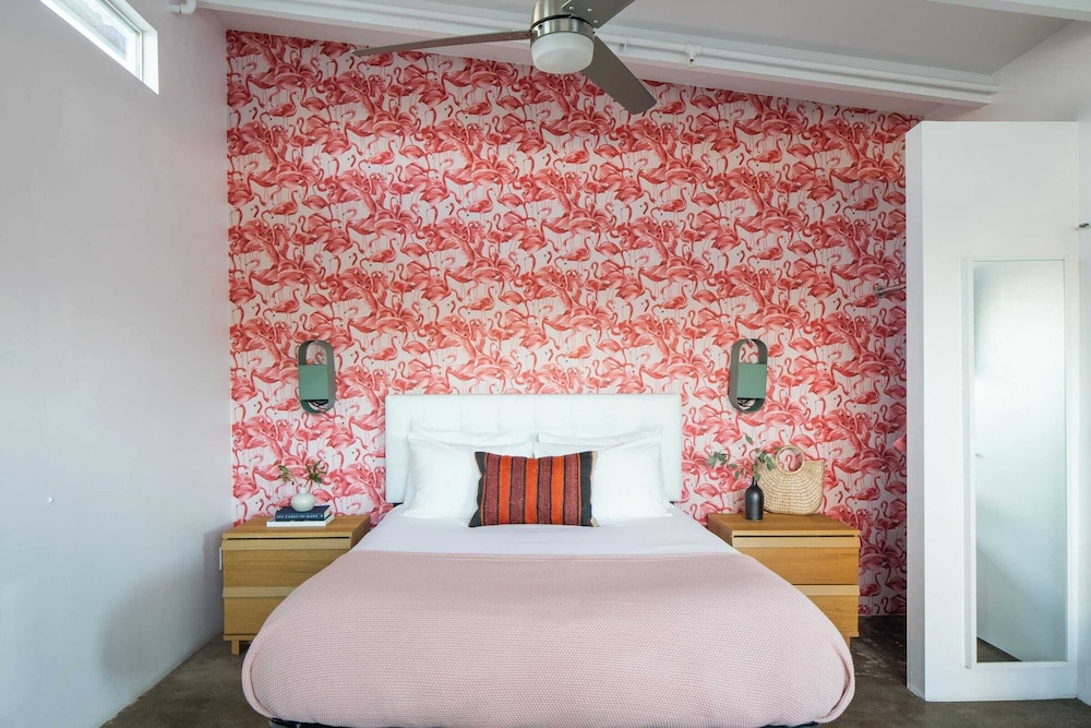 3 Private 1 Bedroom Units at The Wesley! Sleeps 12!