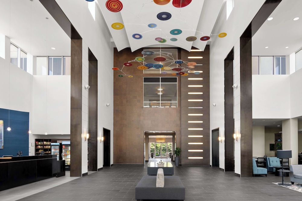 New York City Vacations - Embassy Suites Newark Airport - Property Image 3