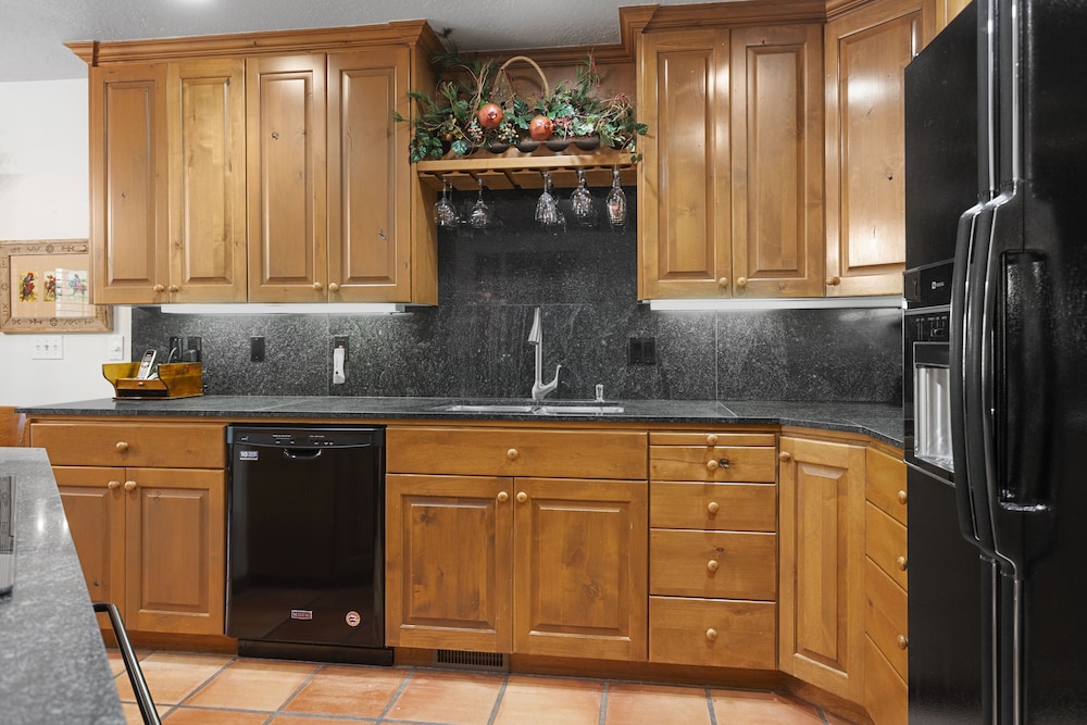 Deer Lake Village at Deer Valley Resort - Four Bedroom Condo with Hot Tub #2478 4 Condo