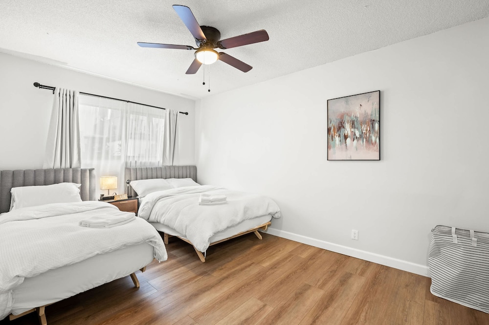 Modern Cozy Retreat Stylish Stay With Patio Parking