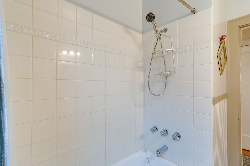 Charming Tudor-style Apt Near Green Lake!