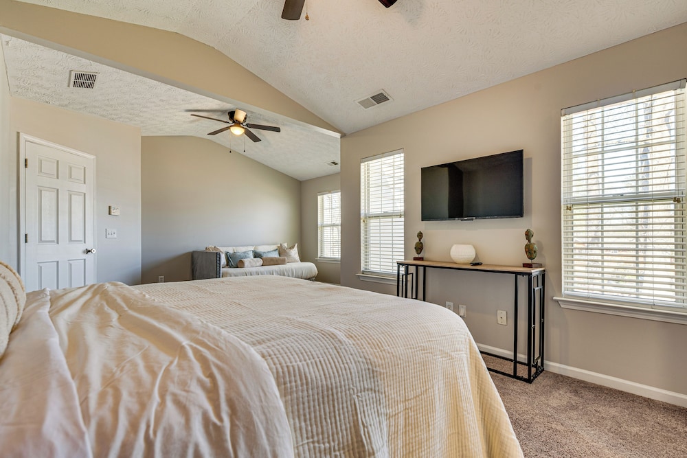10 Mi to Six Flags: Austell Home w/ Expansive Yard