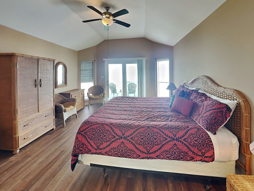Whispering Sands Beachfront by Ryson Vacation Rentals