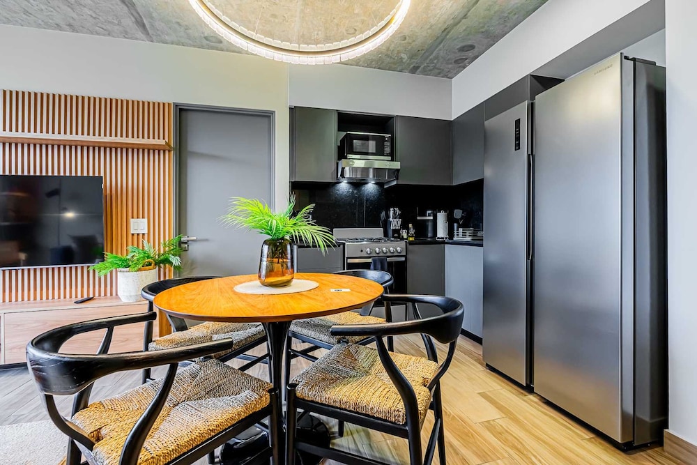 w Trendy 2BR w Balcony in the Heart of Centriqo