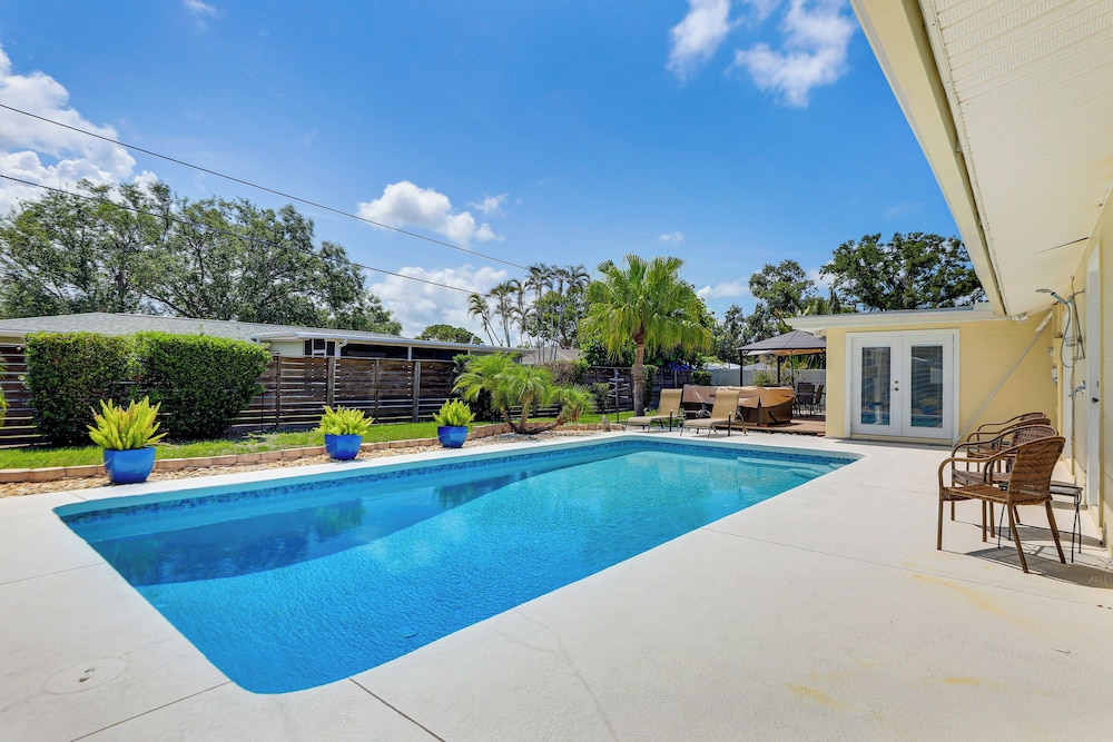 Poolside Oasis 6 Mi to Beaches: Sarasota Hideaway!