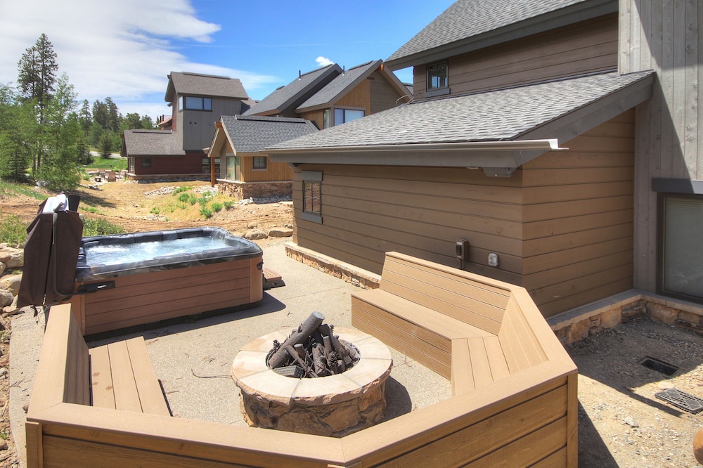 Slope View  3 Bedroom Townhouse by RedAwning