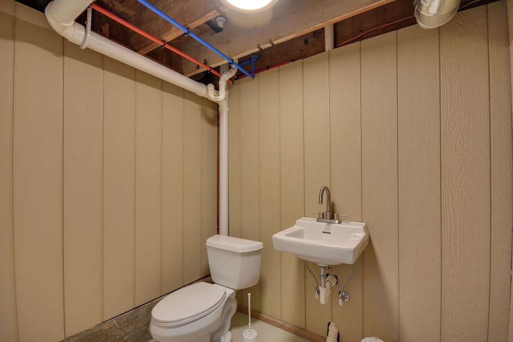 2 Mi to Historic District: Cozy Home in Quincy!