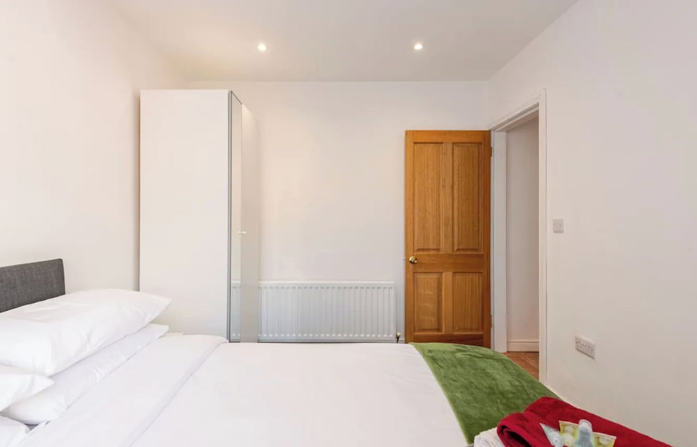 4 bed House - Private Garden - Free Parking view 4