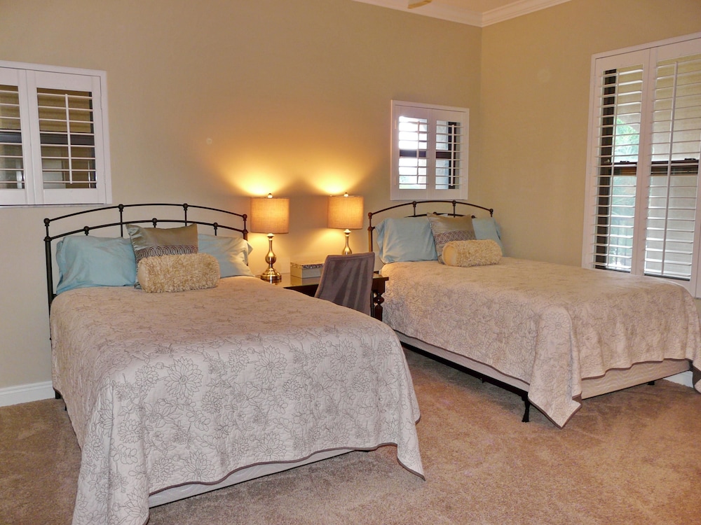Luxurious Esplanade Condo Overlooking bay