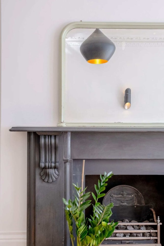 Stylish & Light Victorian 2BD Flat - Holland Park