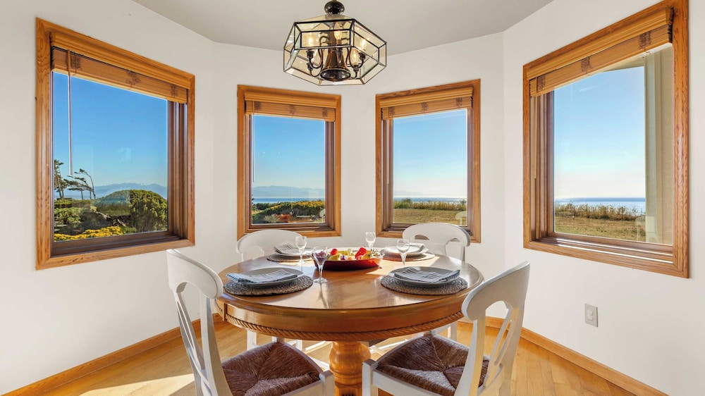 Seacliff Haven Waterfront Luxury, Stunning Views, Hot Tub & Game Room