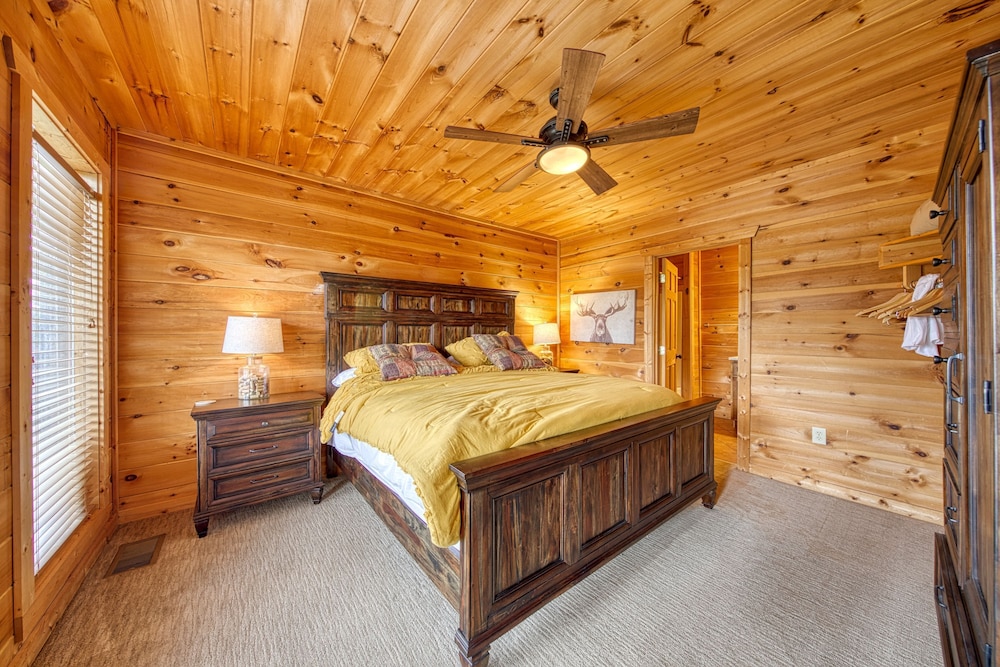 Cabin w Amazing Views Theater Firepit Hot Tub