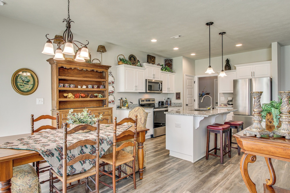 2 Mi to Steeplechase Racecourse: Stylish Aiken Gem